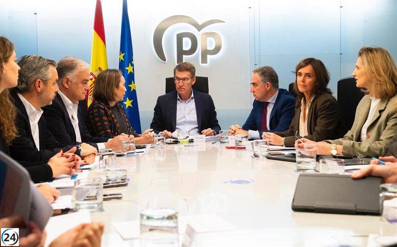 Feijóo se reúne en Toledo con la cúpula del PP para planificar estrategia contra Sánchez hasta el sábado.