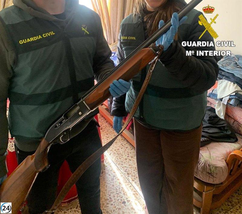 Hombre detenido en Cañamares por resistirse a entregar su escopeta tras revocarle la licencia de armas.