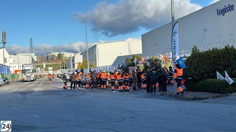 Empleados de Logista Libros en Cabanillas bloquean la entrada de camiones y planean protesta en Madrid.