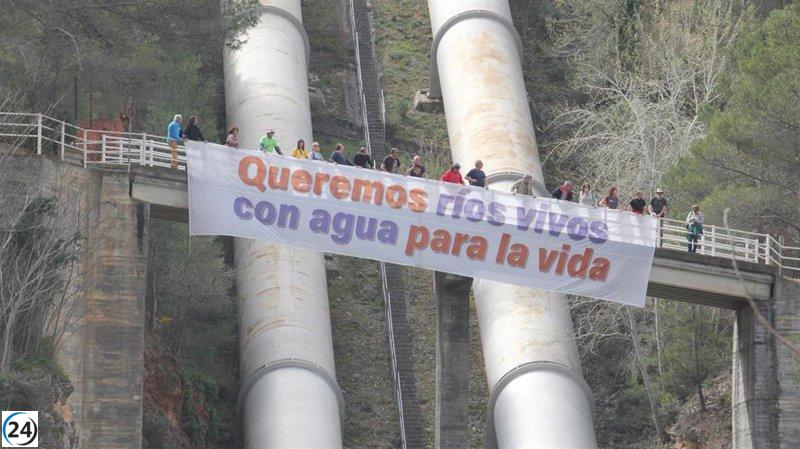 Pancarta en el embalse de Bolarque exige el fin del trasvase.
