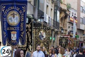 Fuertes vientos obligan a retirar decoraciones de Semana Santa en Albacete