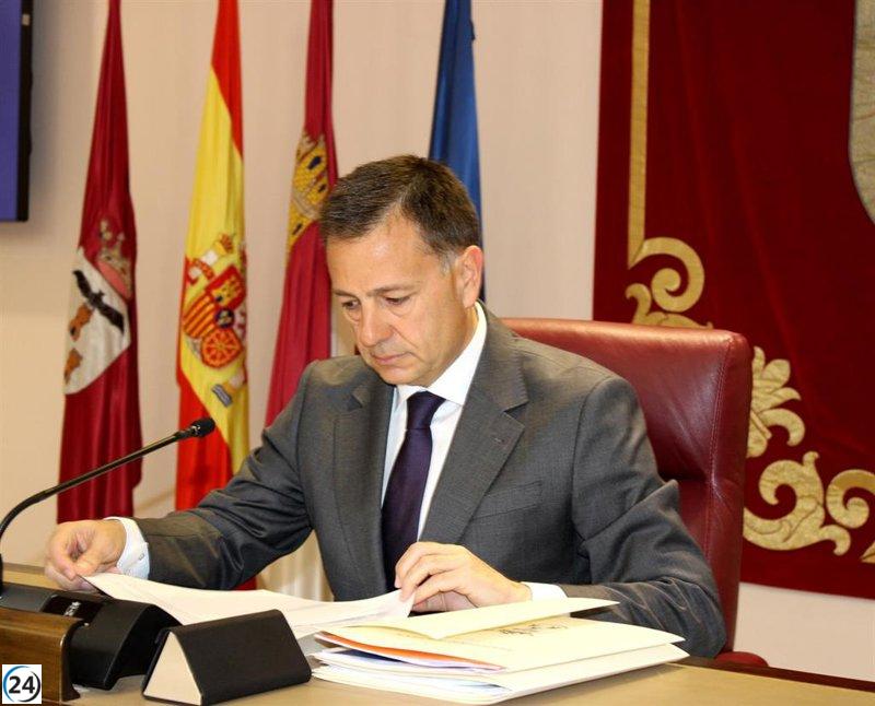 Albacete logra presupuesto de 212 millones con la ayuda de la abstención de tres concejales de Vox.