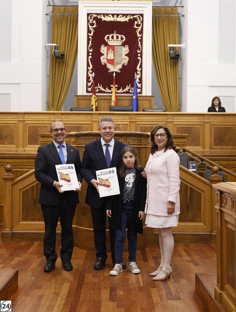 Page se compromete a eliminar el término 'minusválido' del Estatuto de C-LM tras propuesta del Cermi.