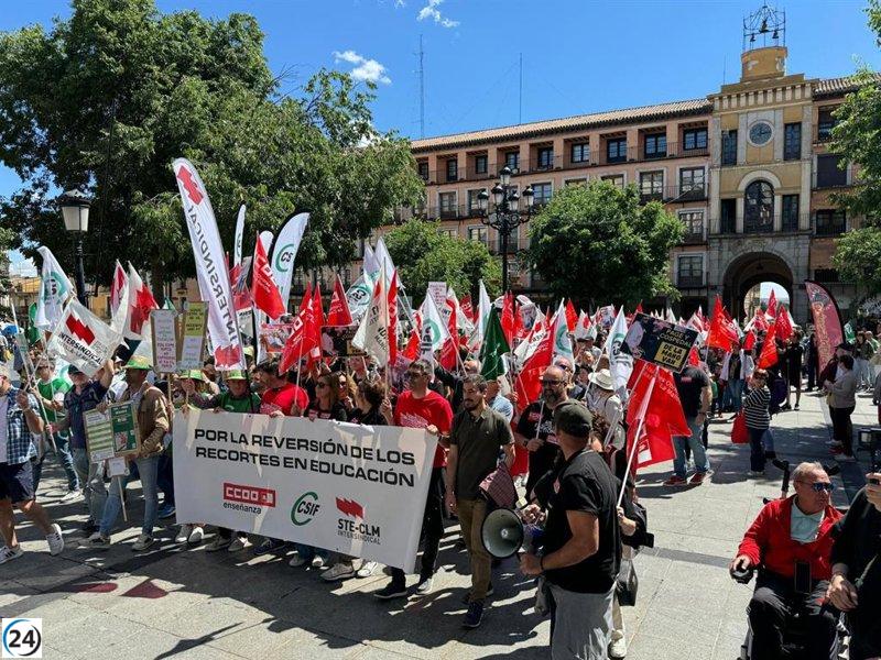 Docentes de Castilla-La Mancha protestan en Toledo exigiendo la reversión de los recortes: