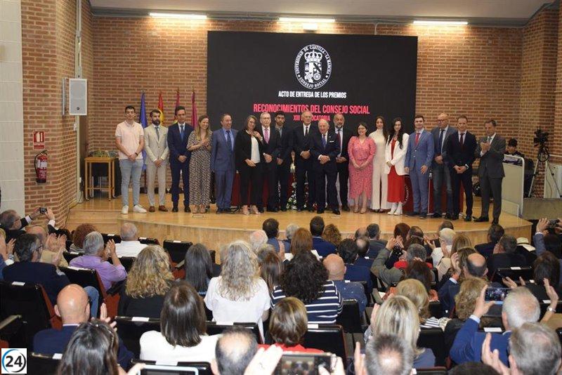Pedro Piqueras recibe premio de la UCLM por su contribución al progreso universitario.