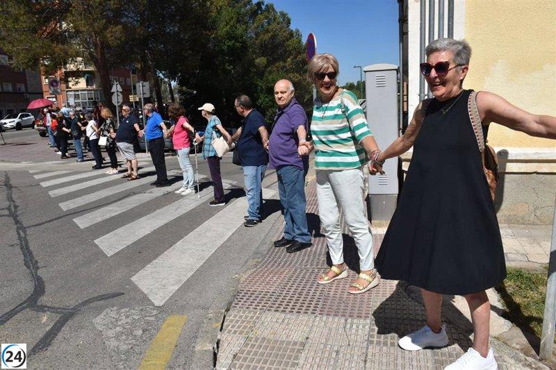 Cientos en Cuenca protestan contra el maltrato a personas mayores en cadena humana