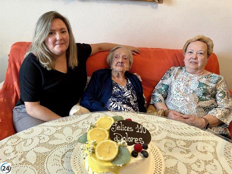 Dolores Buitrago, de 110 años, celebra su cumpleaños en Puertollano cantando coplas.
