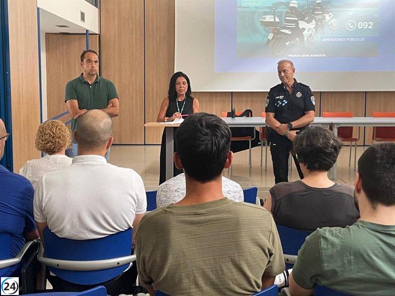 Personal de seguridad de la Feria de Albacete recibe formación para ayudar a víctimas de agresión sexual.