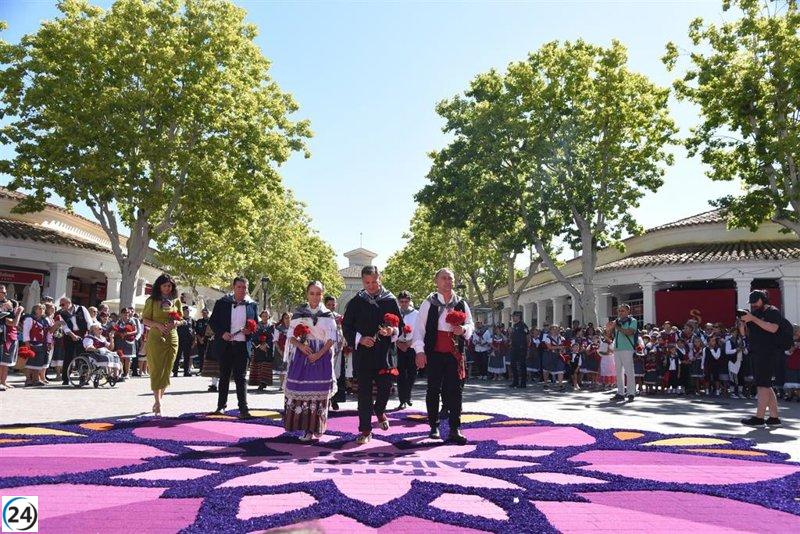 Fieles católicos rinden homenaje a la Virgen de los Llanos con una multitudinaria ofrenda floral de más de 25.000 personas en Albacete.