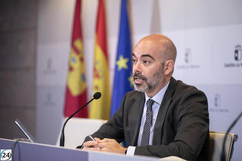 Castilla-La Mancha defiende su gestión sanitaria y niega recortes, afirmando que siempre se cubren las vacantes.