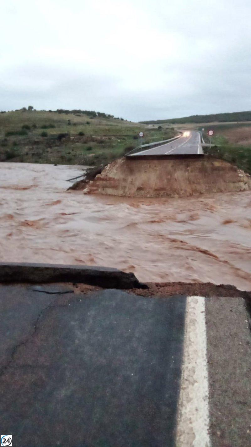 Desvío en Landete por derrumbe en la CM-2015 provocado por balsas de agua.