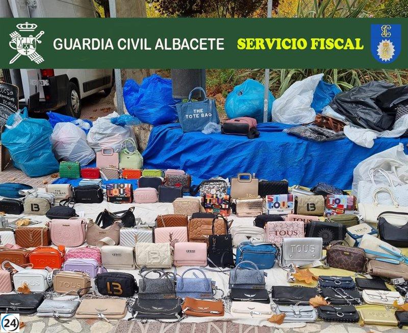 Cuatro detenidos en Alcalá del Júcar por tráfico de ropa falsa; se incautan 157 prendas.