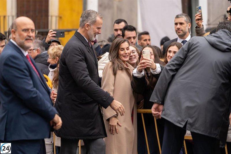 Felipe VI y doña Letizia regresan a Cuenca, donde se tomaron selfies bajo un cielo nublado.