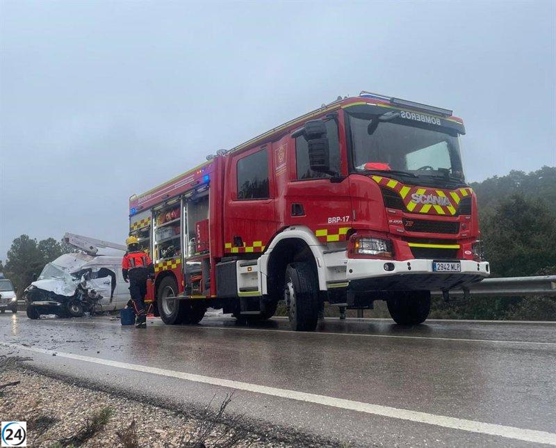 Herido en choque frontal entre coche y furgón en la CM-2100, Valdetórtola.