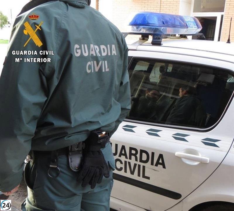 Guardia Civil interviene y logra que hombre atrincherado en Valera de Abajo abandone su hogar tras disputa familiar.