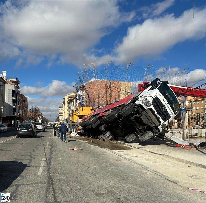Camión vuelca y cierra accesos al Polígono de Campollano en Albacete.