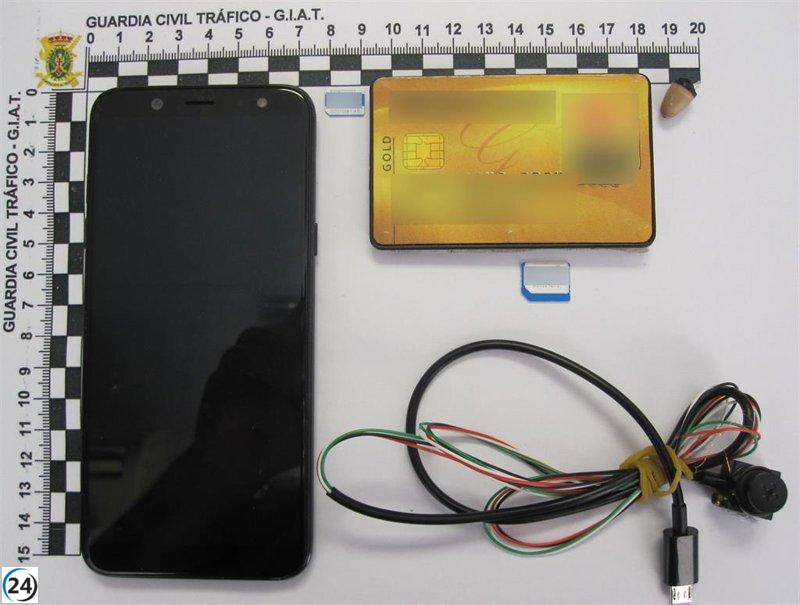 Cuatro detenidos por intentar hacer trampa en el examen teórico de conducción.