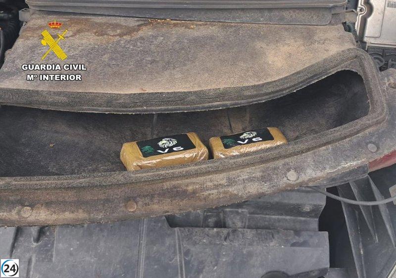 Dos arrestados en Hellín con 200 gramos de hachís ocultos en el motor de su coche.