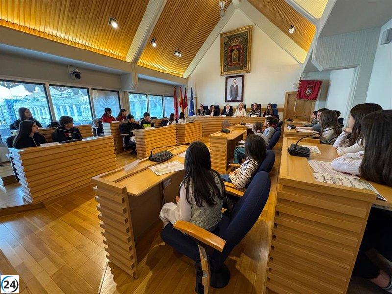 Estudiantes de Ciudad Real presentan al alcalde sus ideas para una mejor capital desde la perspectiva juvenil.