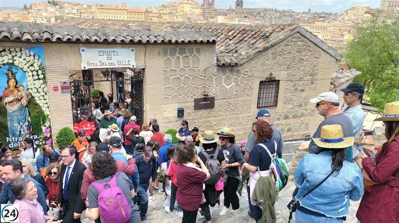 El mal tiempo no detiene a los toledanos en la romería del Valle.