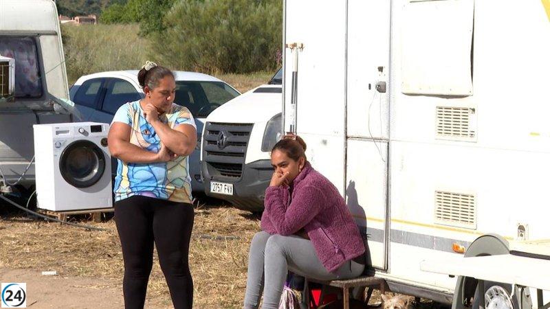 PSOE alerta sobre la falta de agua y soluciones habitacionales para familias con niños desalojados en Toledo.