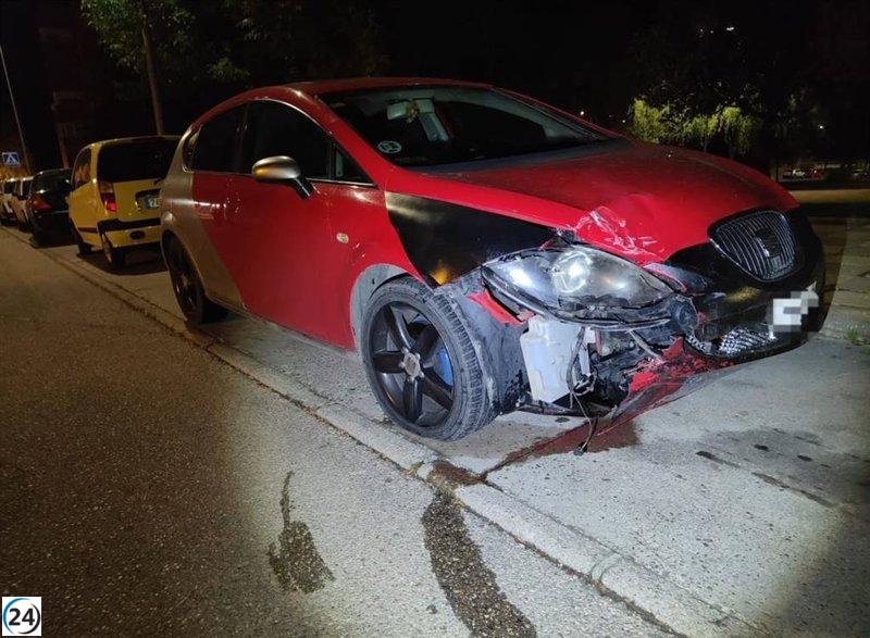 Colisión entre dos autos causa daños en mobiliario urbano en Cuenca.
