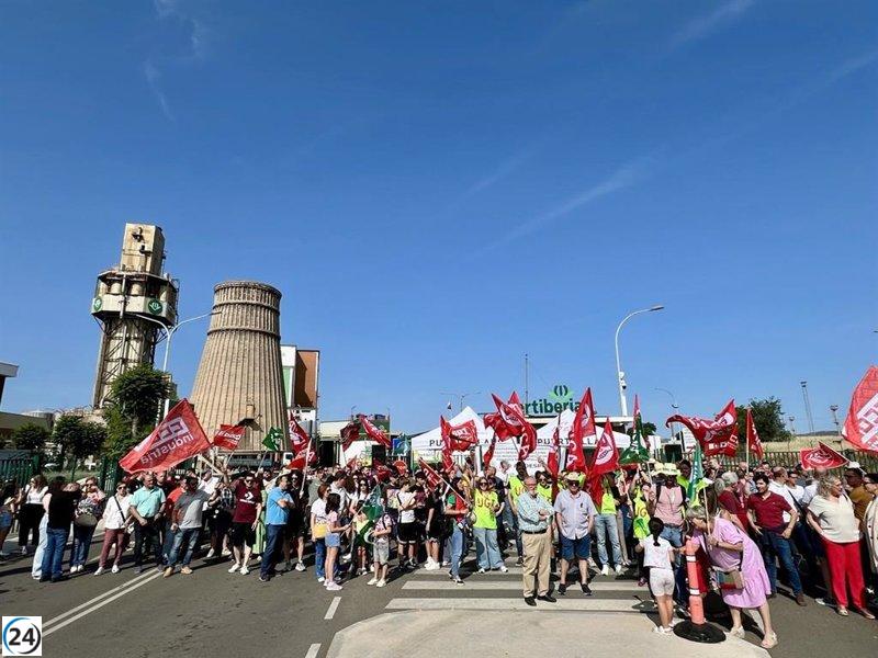 El 90% de trabajadores de Fertiberia en Puertollano respaldan huelga contra despidos injustificados.