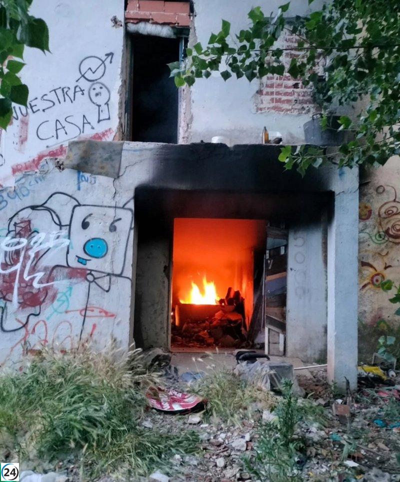 Tres personas rescatadas de un incendio en edificio desocupado en Cuenca.