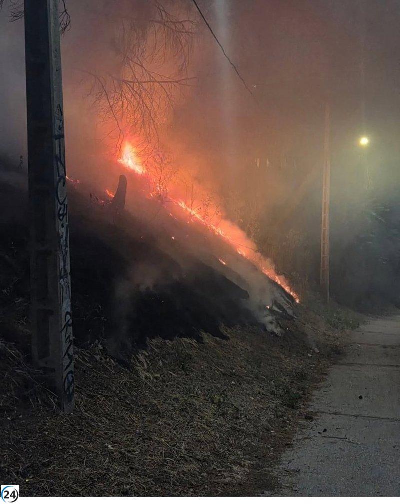 Colaboración de Bomberos y Policía en la lucha contra incendio en el parque de Moralejos, Cuenca.