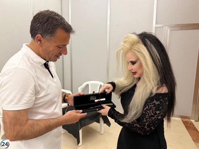 Fangoria y Dani Fernández reciben su emblemática navaja de Albacete de parte del alcalde.