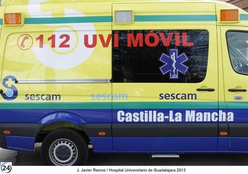 Una pasajera herida en el accidente de tren entre Madrid y Sevilla es llevada al hospital.
