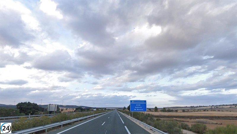 Accidente de camión cisterna con butano provoca el cierre total de la A-30 en Albacete.