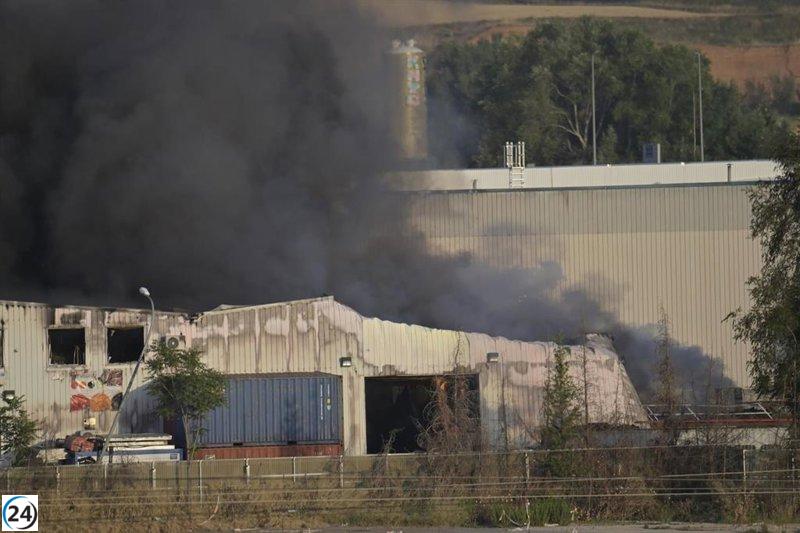 Bomberos y equipos trabajan sin descanso para sofocar incendio en Azuqueca de Henares.