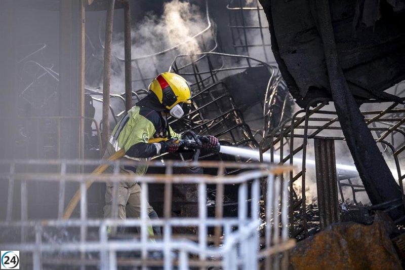 Azuqueca sigue prohibiendo el tráfico en la avenida de Lyon del polígono Ródano tras el fuego.