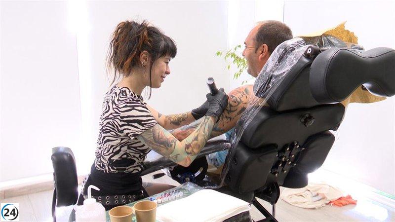 Laura Egea defiende el tatuaje como arte en el Día Mundial de esta tradición.
