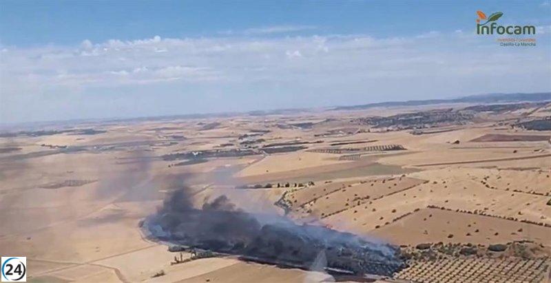 Incendio forestal en Alcolea de Calatrava causado por un camión en llamas, N-430 bloqueada.