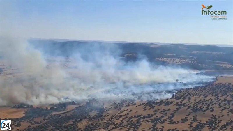 Una veintena de bomberos sigue combatiendo el fuego en Los Pozuelos de Calatrava.