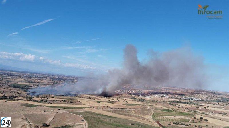 La Torre de Esteban Hambrán bajo confinamiento tras incendio forestal.