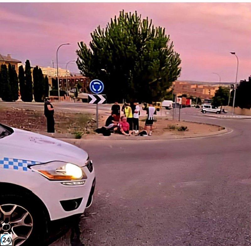 Joven motociclista de 17 años sufre lesiones al impactar contra una señal en Cuenca.