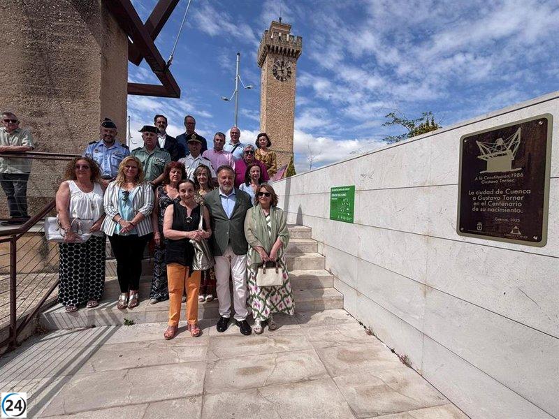 Cuenca honra a Gustavo Torner con una placa conmemorativa en la Plaza de Mangana por su 100 aniversario.