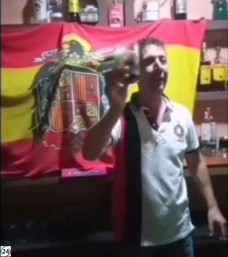 Concejal de San Clemente defiende su gesto ante la bandera franquista como un malentendido.