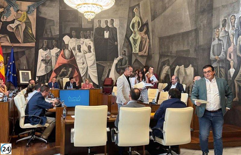 El PSOE se retira del Pleno en Ciudad Real tras supuestos insultos a su portavoz en un intenso debate.