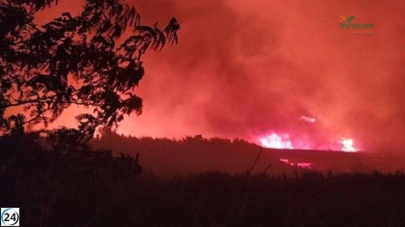 Incendio en Calera y Chozas lleva al cierre de dos carreteras y se aconseja el confinamiento de 5,000 residentes.