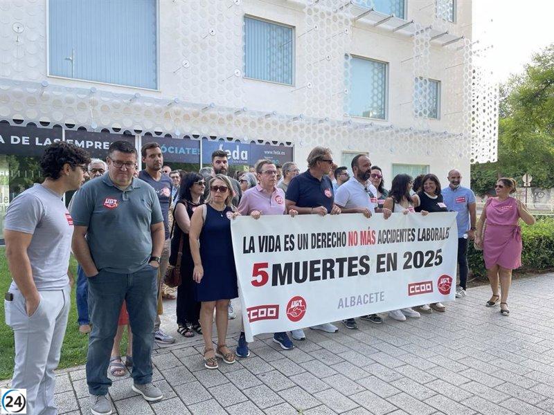 Sindicatos rinden homenaje a empleados fallecidos en Albacete y demandan a empresas respeto por normas de seguridad laboral.