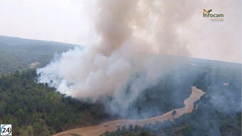 Incendio activo en Enguídanos (Cuenca) con la intervención de 46 bomberos.