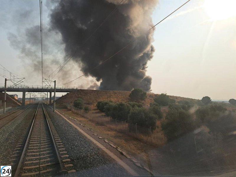 Interrumpido el servicio de trenes entre Yeles y La Sagra por incendio en fábrica adyacente.