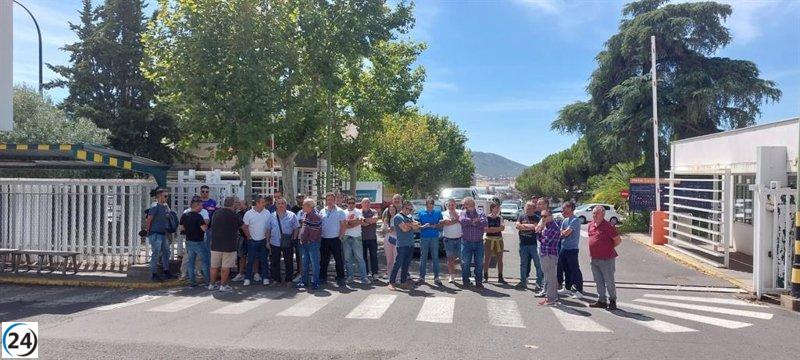 Empleados de Eserman impiden acceso a Repsol Química en Puertollano por plan de reconversión.