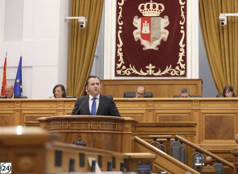 Oposición en C-LM rechaza distribución de migrantes mientras Vox señala a Page por posibles violaciones.