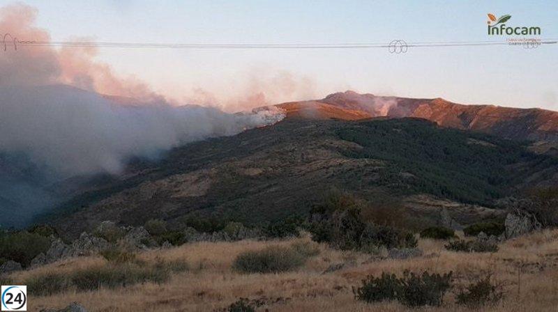 Persisten esfuerzos para apagar el incendio en Peñalba de la Sierra, que sigue sin control.
