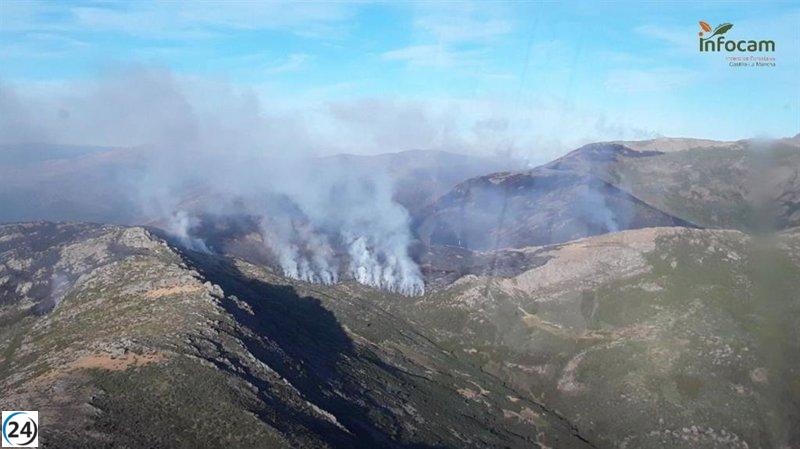 15 medios se movilizan para controlar el incendio en Peñalba de la Sierra, que permanece en Nivel 1.